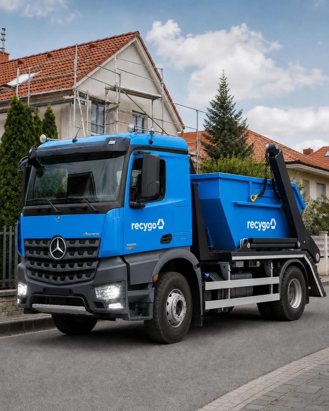 Kék Recygo konténerszállító teherautó egy Budapest környéki felújításnál